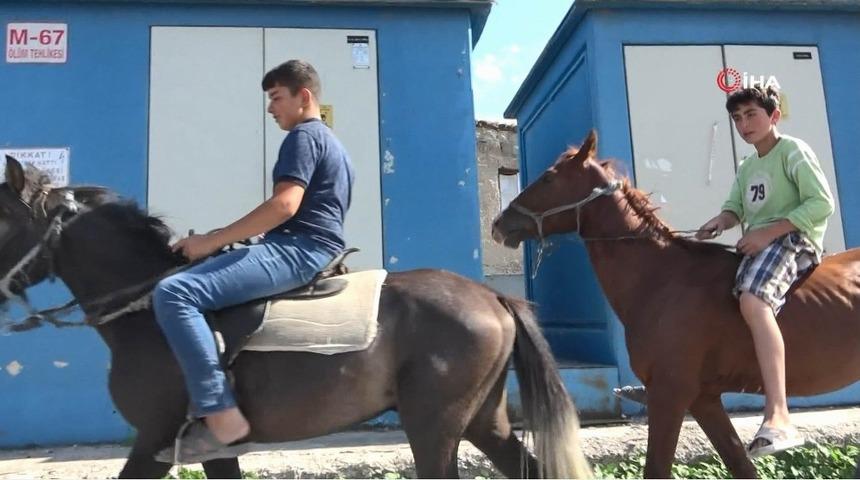 Şehir kovboyları caddede atla dolaştı