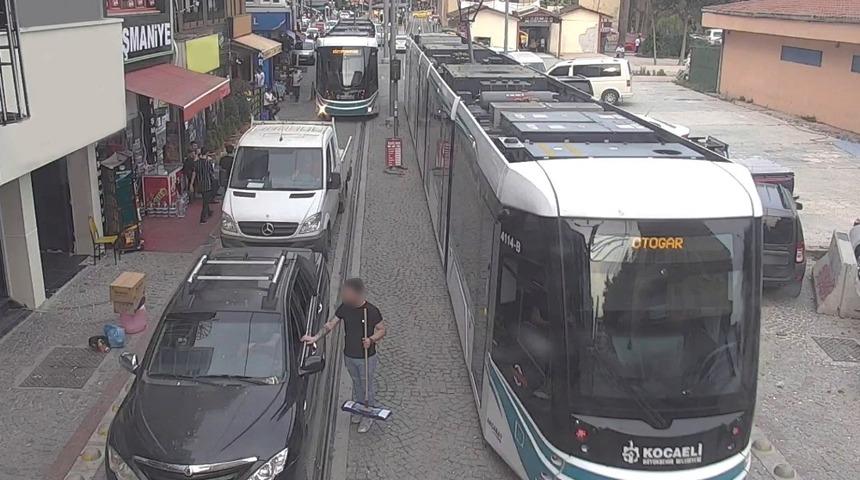 Tramvay seferini engelleyen s&uuml;r&uuml;c&uuml;lere ceza yağıyor