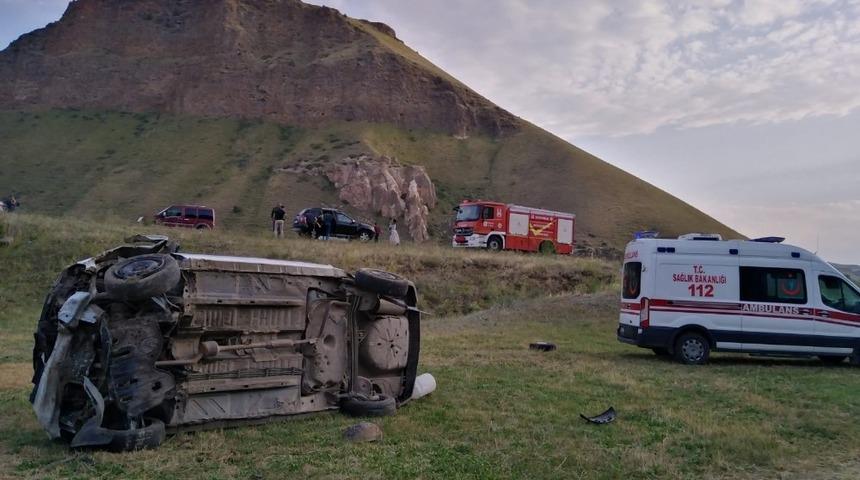 Horasan&rsquo;da otomobil takla attı: 3 yaralı