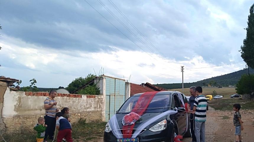 Aslanapa&rsquo;da asırlık &rsquo;halatla araba &ouml;n&uuml;n&uuml; kesme&rsquo; geleneği