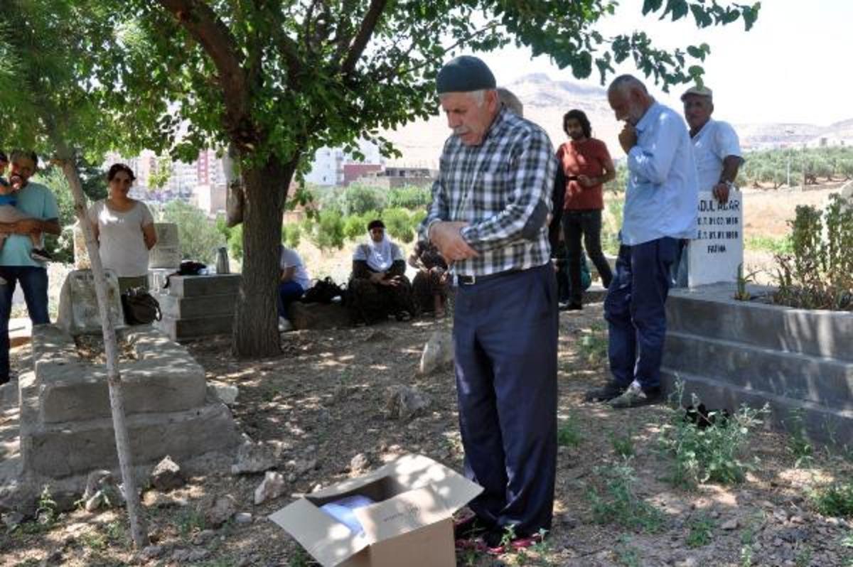 Vasiyeti 42 yıl sonra ger&ccedil;ekleşti! Kemikleri kefenlenip karton kutuyla getirildi