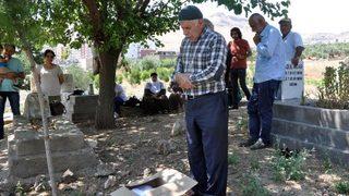 Vasiyeti 42 yıl sonra gerçekleşti! Kemikleri kefenlenip karton kutuyla getirildi