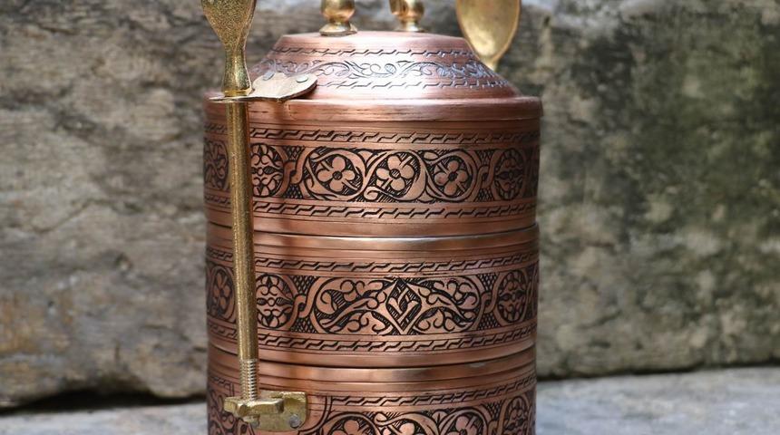 İş&ccedil;inin yemeğini taşıdığı sefer tası s&uuml;s eşyası oldu