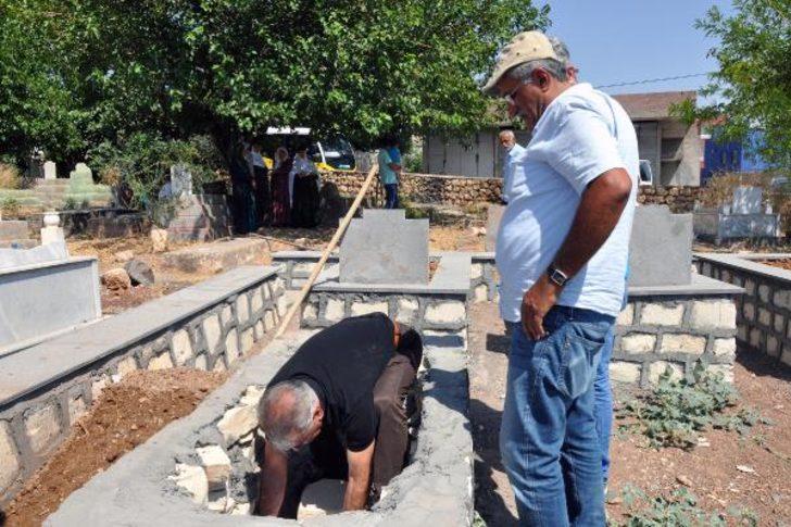 Vasiyeti 42 yıl sonra gerçekleşti! Kemikleri kefenlenip karton kutuyla getirildi G2