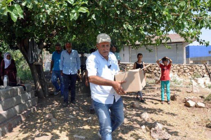 Vasiyeti 42 yıl sonra gerçekleşti! Kemikleri kefenlenip karton kutuyla getirildi G3