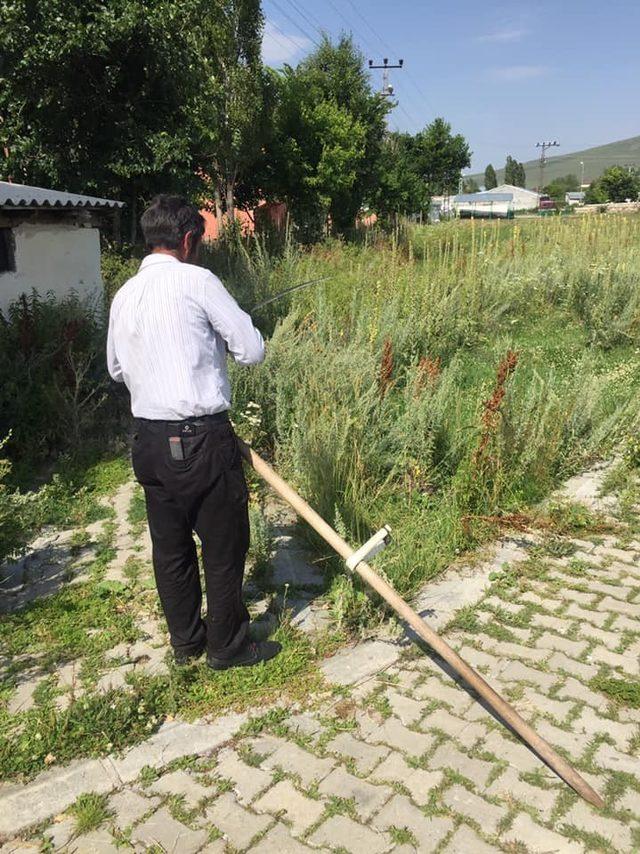 Mezarlıkta temizlik çalışması başladı