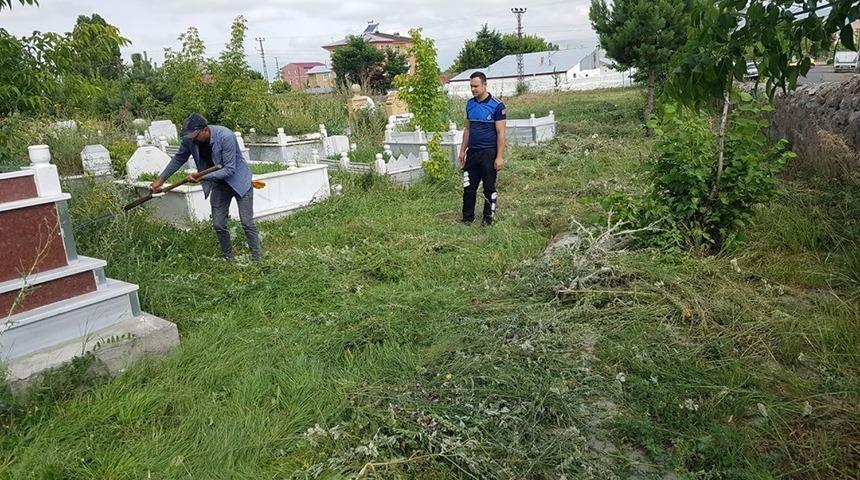 Mezarlıkta temizlik çalışması başladı
