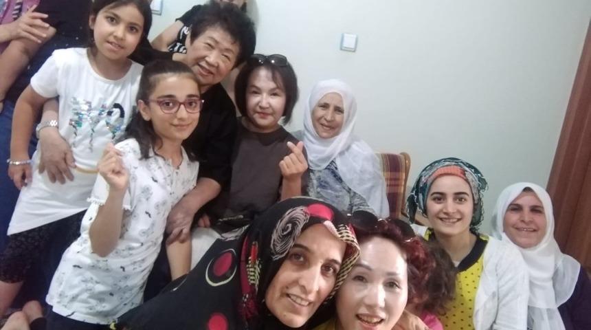 Eve davet ettikleri turistlere, kısır ikram ettiler