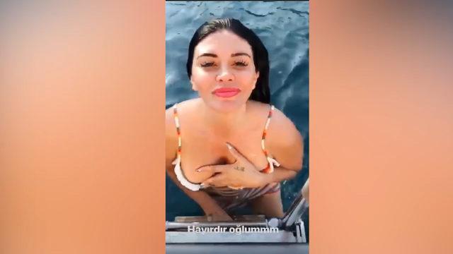 Ebru Polat elbisesiyle denize girdi
