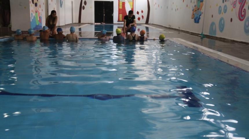 Bağlar Belediyesi’nden annelere yüzme dersi