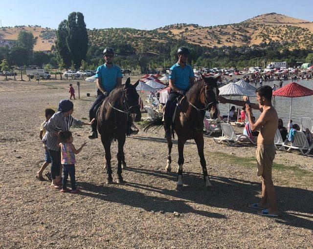 Atlı devriye,Hazar Gölü Plajı’na indi