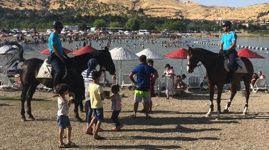Atlı devriye,Hazar Gölü Plajı’na indi