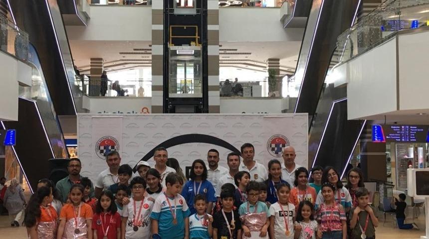 Çocuklar satranç becerilerini yarıştırdılar