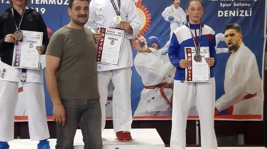 Diyarbakırlı karateci Sena&rsquo;dan &ccedil;ifte madalya