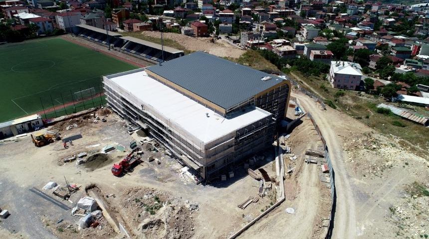 Dilovası y&uuml;zme havuzunda &ccedil;alışmalar dış cepheyle s&uuml;r&uuml;yor