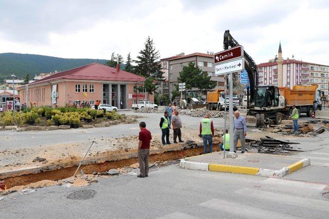 Yozgat dört yol kavşağında asfalt çalışması başladı