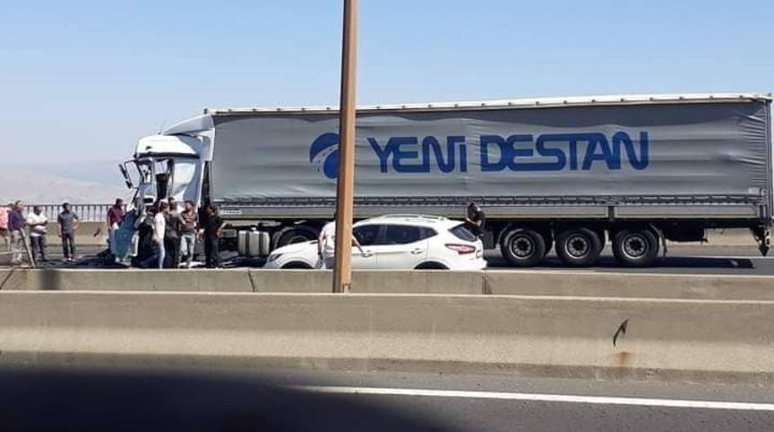 Nurdağı&rsquo;nda iki tır &ccedil;arpıştı: 1 yaralı