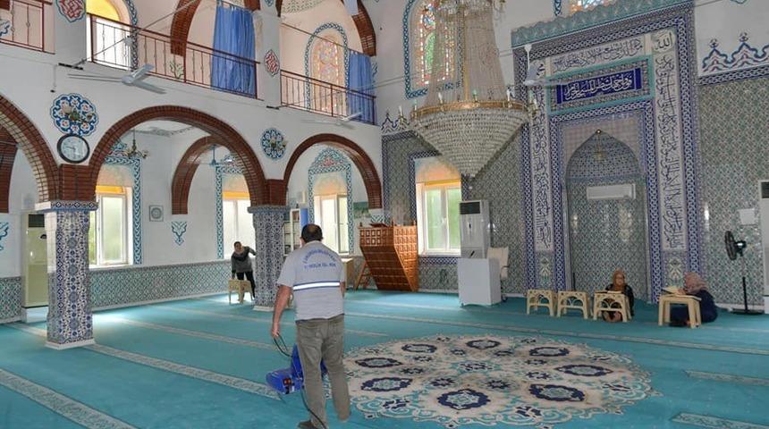 Çukurova Belediyesi ibadethaneleri temizliyor