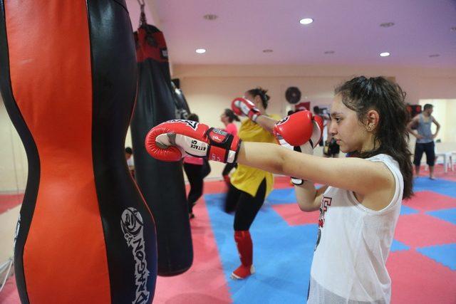 Erdemli Belediyesi’nden Muay Thai eğitimi