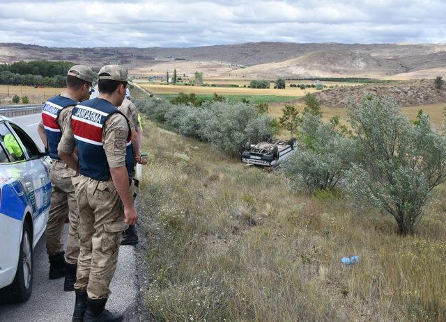 Sivas'ta lastiği patlayan otomobil şarampole devrildi: 6 yaralı