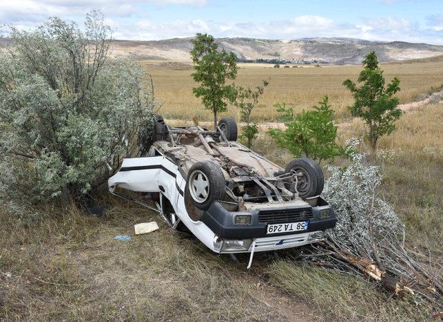 Sivas'ta lastiği patlayan otomobil şarampole devrildi: 6 yaralı