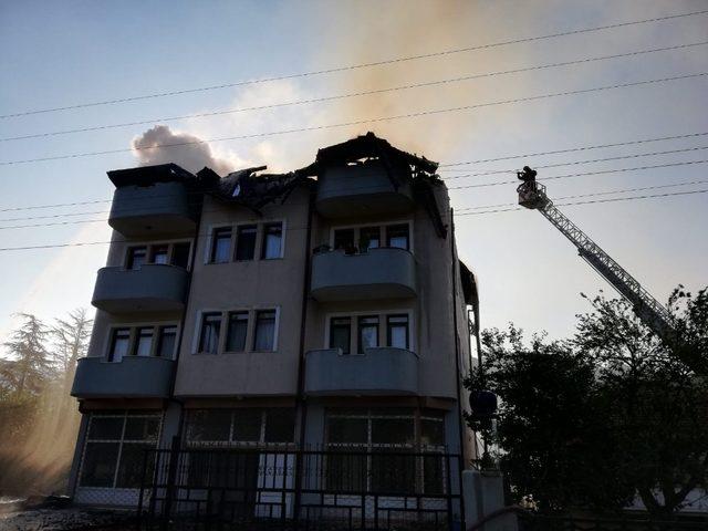 Elektrik kontağından çıkan yangın çatı katını küle çevirdi