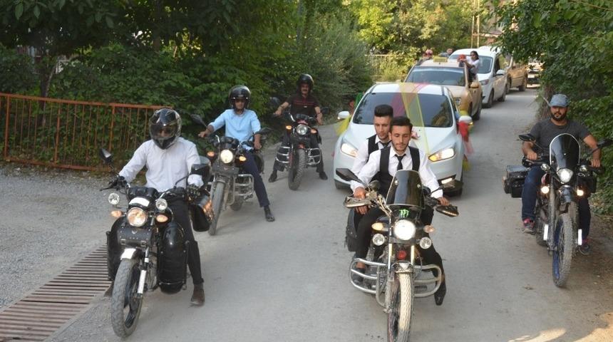 D&uuml;ğ&uuml;n konvoyuna motosikletler eşlik etti