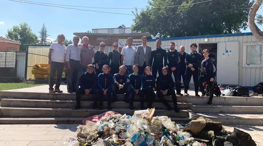 Sakaryabaşı&rsquo;nda dalgı&ccedil;ların &ccedil;&ouml;p temizliği