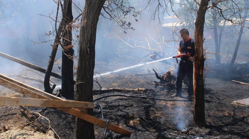 Arazi i&ccedil;inde bulunan ahşap inşaat malzemeleri yandı