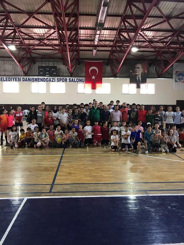 15 Temmuz Şehitlerini Anma Badminton Turnuvası Tamamlandı