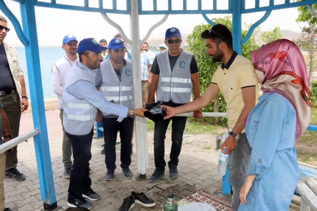 Başkan Say&rsquo;dan piknik&ccedil;ilere broş&uuml;r ve &ccedil;&ouml;p poşeti
