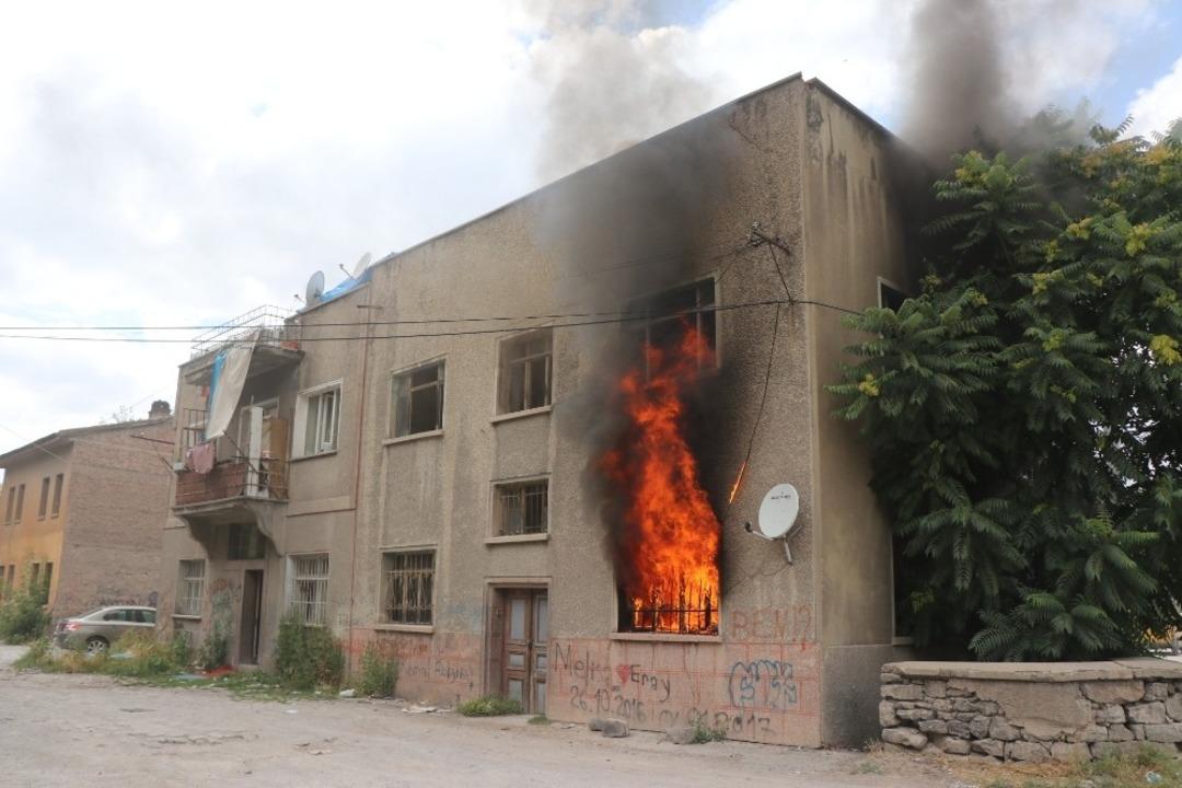 Metruk binada &ccedil;ıkan yangını itfaiye s&ouml;nd&uuml;rd&uuml;