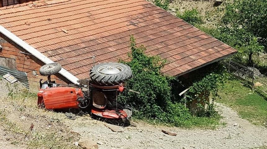 Kontrolden çıkan traktör şarampole yuvarlandı