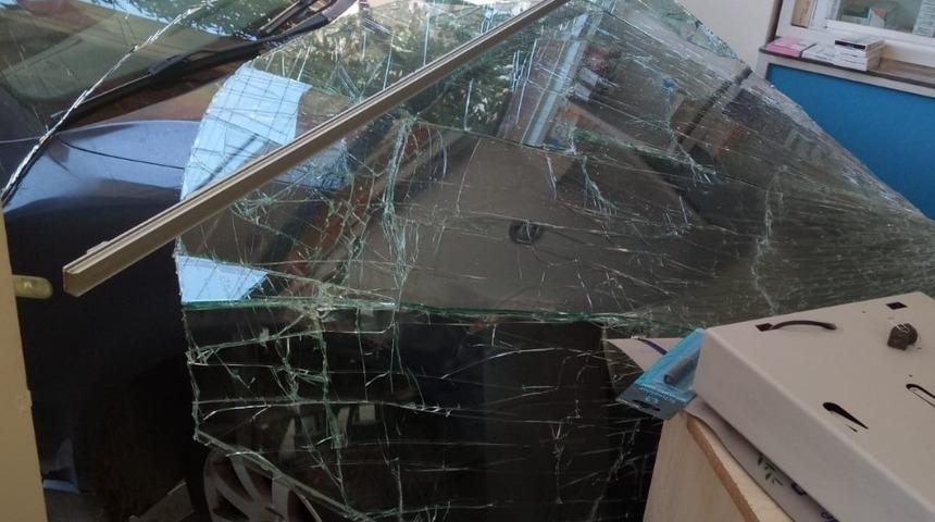 Aydın&rsquo;da otomobil eczaneye girdi