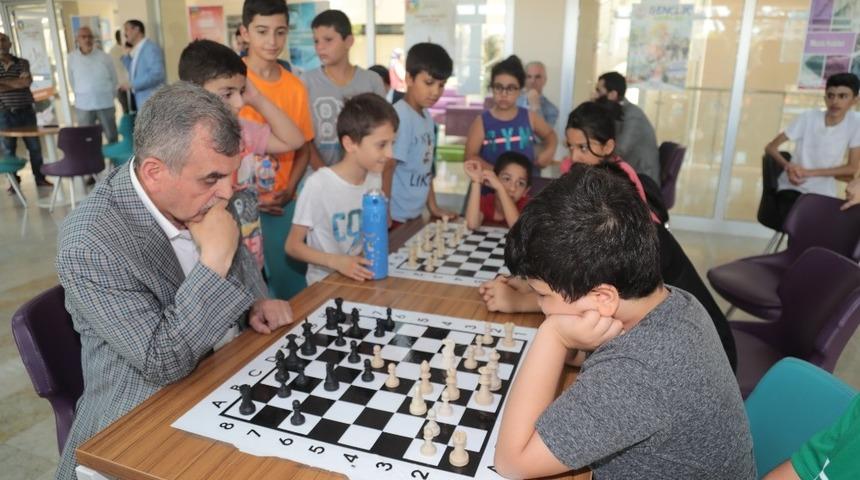 Beyazg&uuml;l &ccedil;ocuklarla satran&ccedil; oynadı