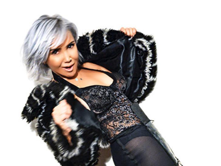 53'lük Yonca'dan nefes kesen direk dansı G1