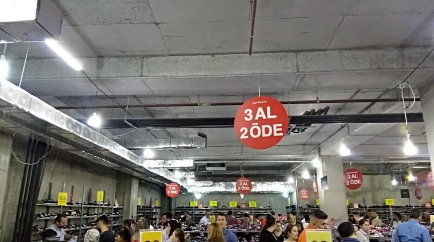 Başkent&rsquo;in beklenen indirim g&uuml;nleri ayakkabıda başladı