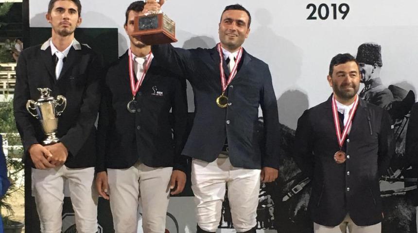 Atlar ve binicileri Atatürk kupası için yarıştı!