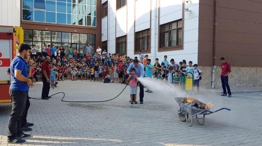 İtfaiye ekipleri yaz kursunda tatbikat ger&ccedil;ekleştirdi