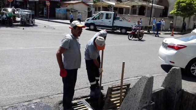 ASKİM Ekipleri bulvardaki mazgalları temizledi