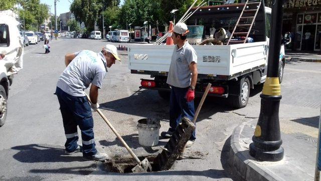 ASKİM Ekipleri bulvardaki mazgalları temizledi