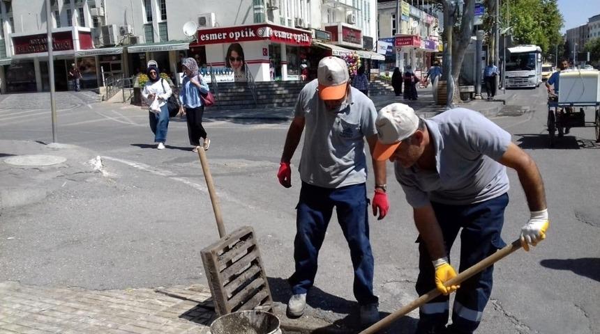 ASKİM Ekipleri bulvardaki mazgalları temizledi