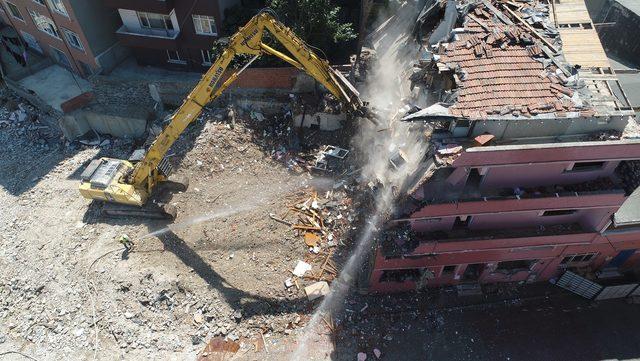 Kağıthane’de yoğun güvenlik önlemli riskli bina yıkımı