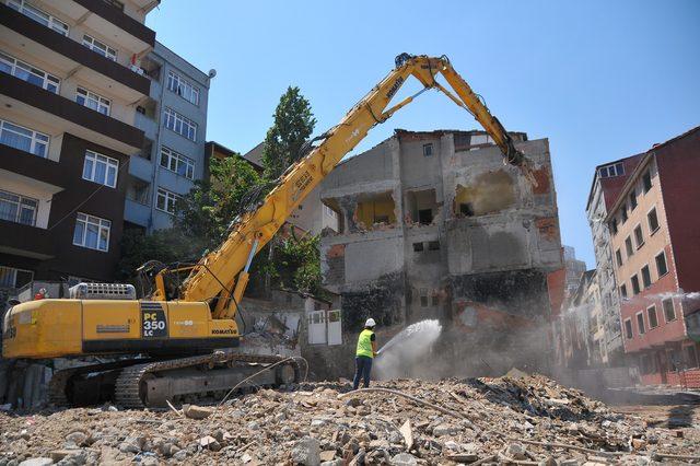 Kağıthane’de yoğun güvenlik önlemli riskli bina yıkımı