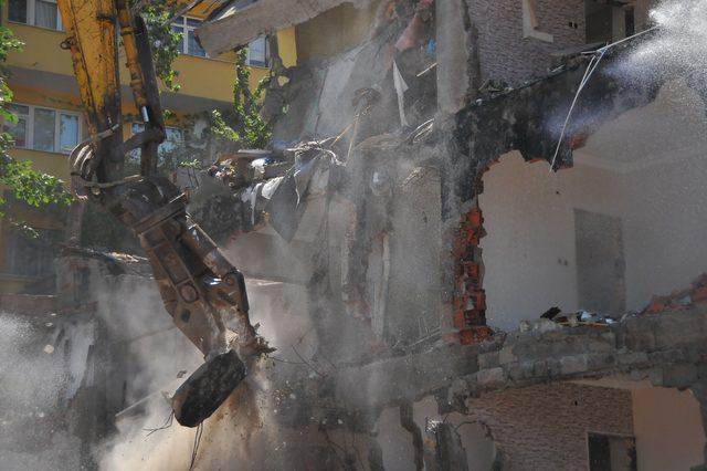 Kağıthane’de yoğun güvenlik önlemli riskli bina yıkımı