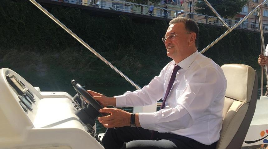 Başkan Savaş, Asi Nehri’nde tekne kullandı