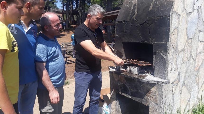 S&uuml;s tavuğu besleyen dernek 1. Yılını mangalda tavuk kanat yaparak kutladı