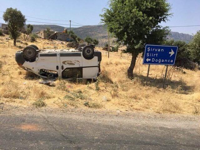 Siirt’te virajı alamayan araç takla attı