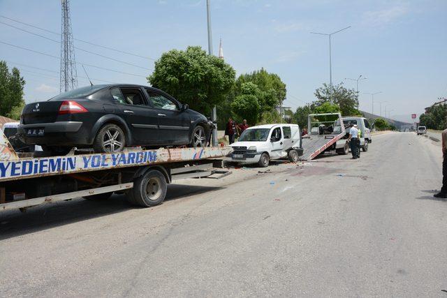 Otomobil, hafif ticari araçla çarpıştı: 1 ölü 6 yaralı