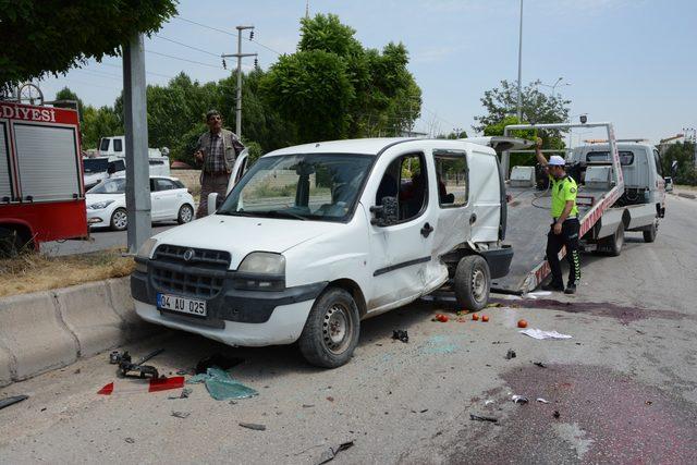 Otomobil, hafif ticari araçla çarpıştı: 1 ölü 6 yaralı